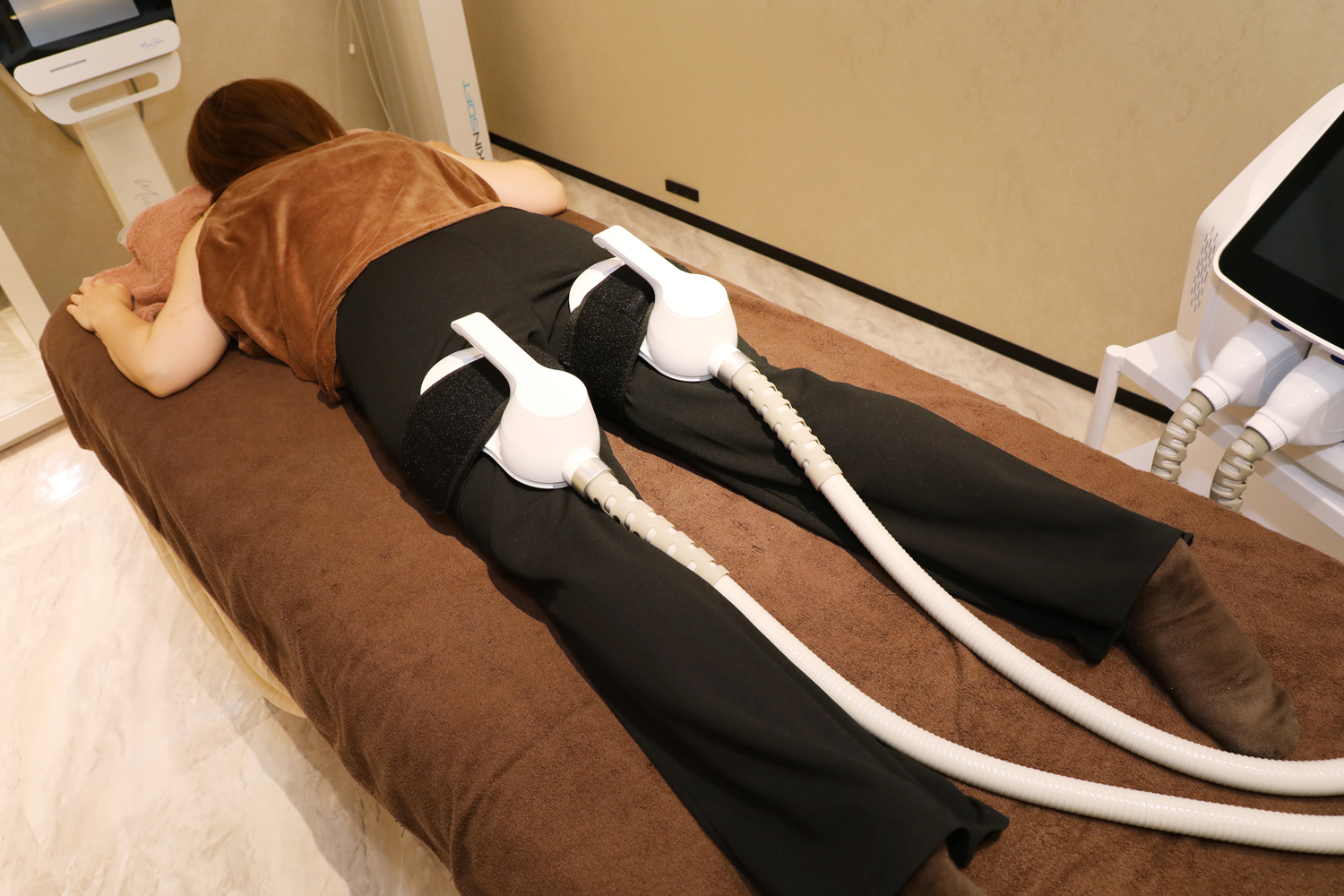 服を着たまま痩身（椅子施術イメージ）